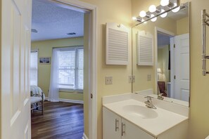 2 bedrooms, iron/ironing board, Internet, bed sheets