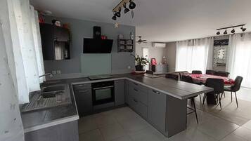 Een koelkast, een microgolfoven, een oven, een kookplaat