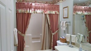 SĂšche-cheveux, serviettes fournies, savon, shampoing