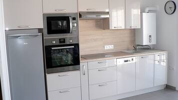 Réfrigérateur, micro-ondes, four, plaque de cuisson