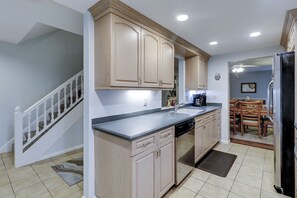 Kjøleskap, mikrobølgeovn, kokeplater og oppvaskmaskin