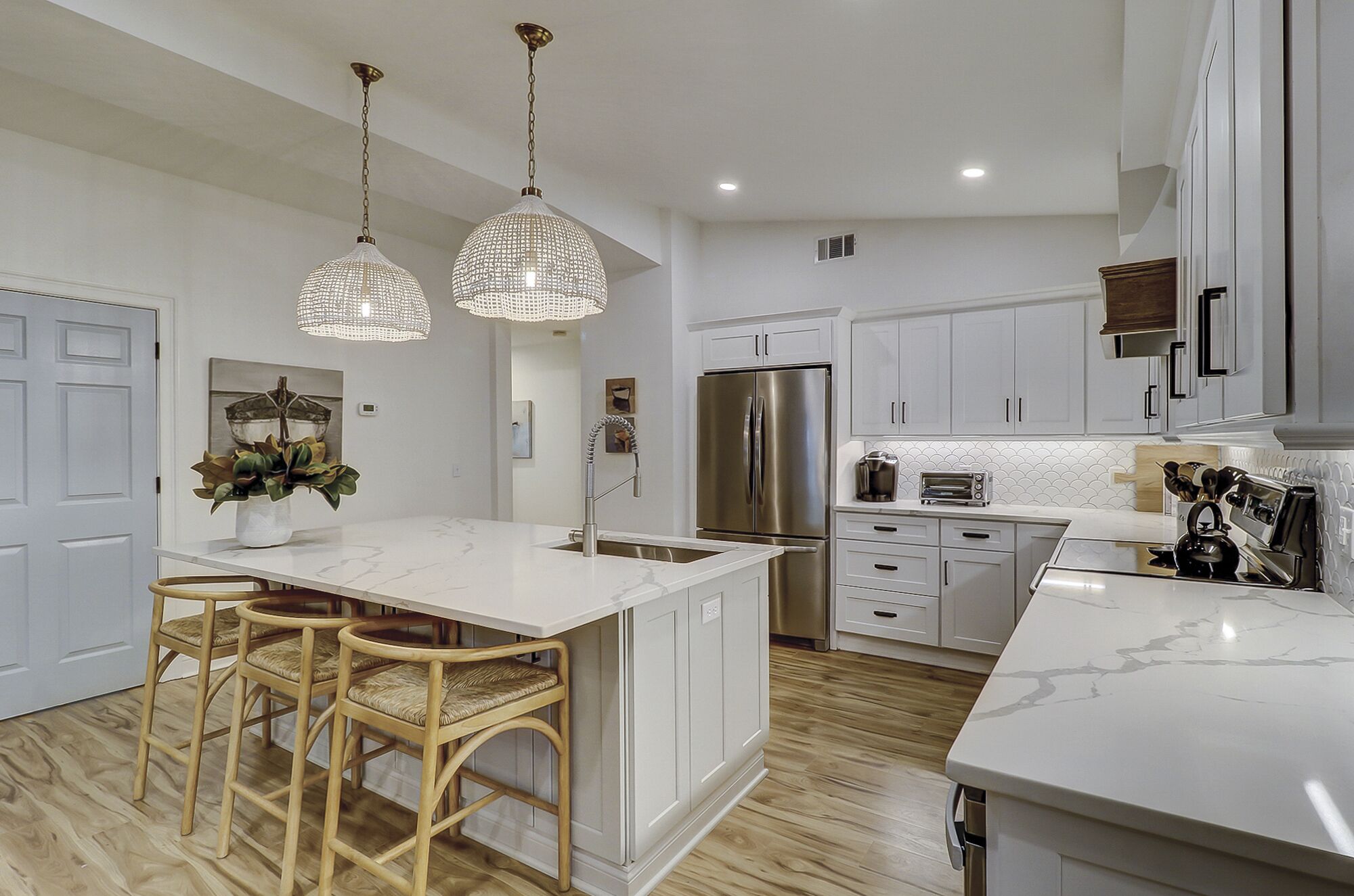 Een koelkast, een magnetron, een kookplaat, een vaatwasser