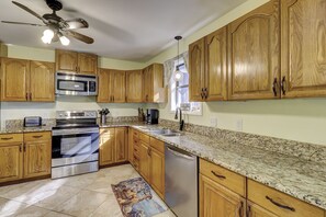 Fridge, microwave, stovetop, dishwasher