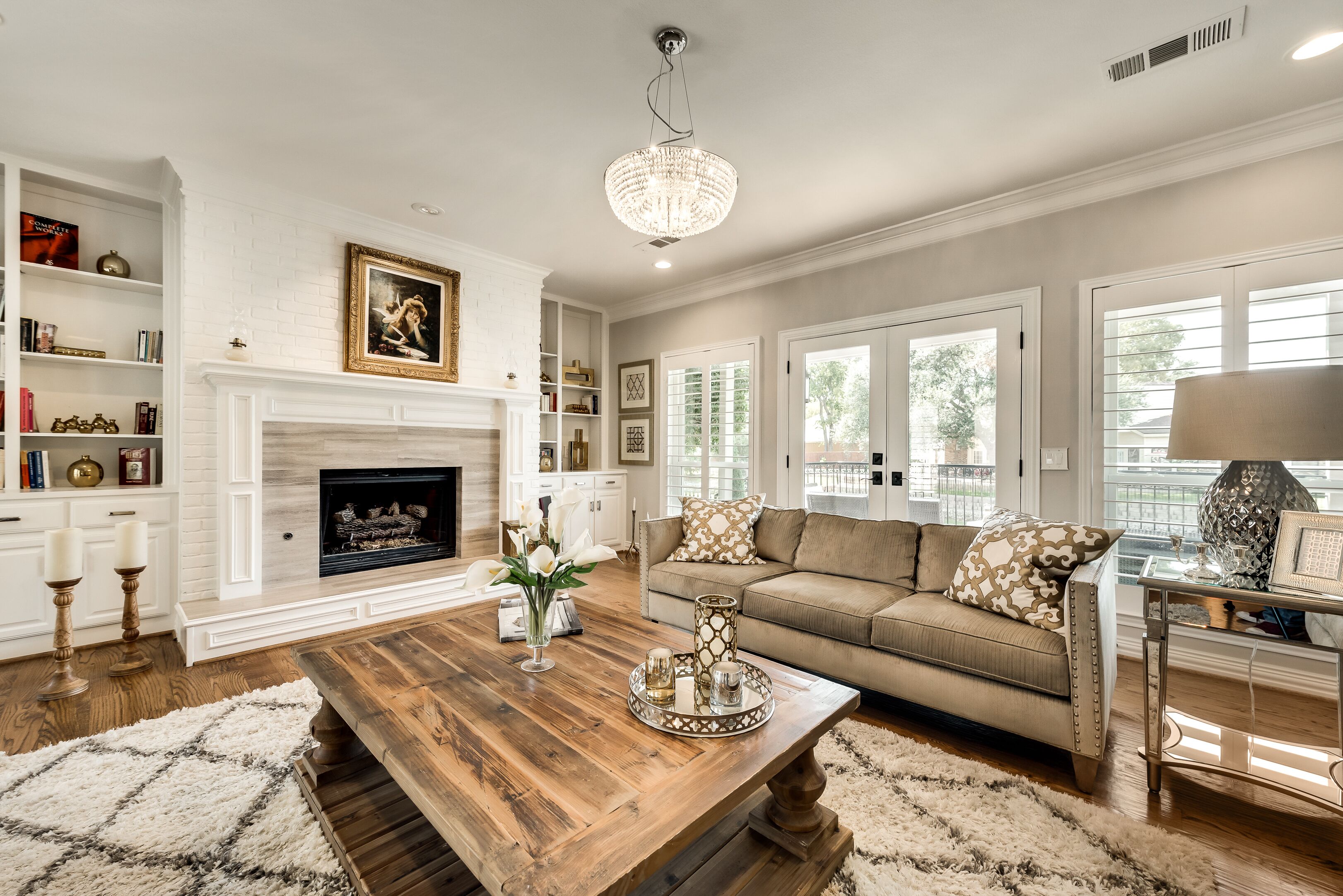 Smart-TV, peis, bøker og musikkbibliotek