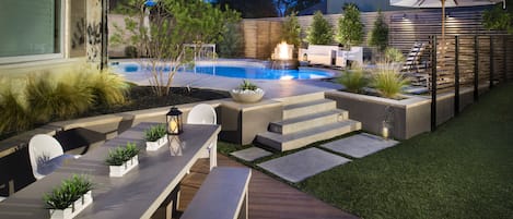 Een buitenzwembad, een verwarmd zwembad