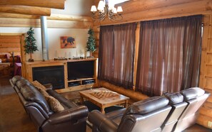 Fernseher, Kamin, DVD-Player