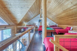 3 bedrooms, iron/ironing board, WiFi (free), bed sheets