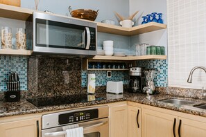 冰箱、微波炉、烤箱、炉灶