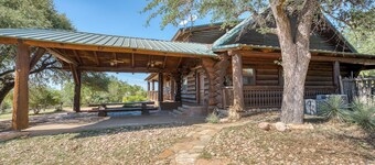 Cabin Fever: Cozy Retreat for Lake Lovers Awaits!