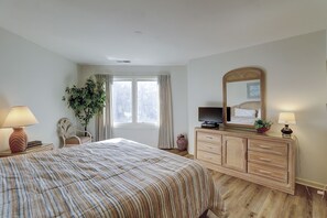 2 bedrooms, iron/ironing board, internet, bed sheets - Sunset Rentals | Colonnade Club 168 (Hilton Head Island)