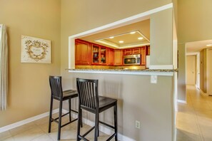 Een koelkast, een magnetron, een kookplaat, een vaatwasser