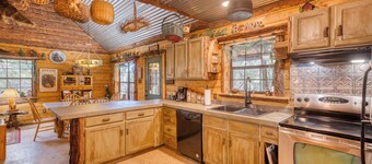 Grin N Bear It: Fun-Filled Lakeside Retreat!