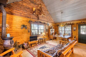 Interior - Grin N Bear It: Fun-Filled Lakeside Retreat! (Burnet)