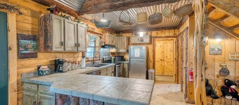 Grin N Bear It: Fun-Filled Lakeside Retreat!