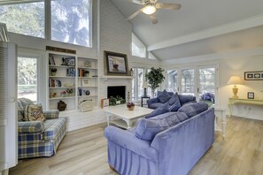 Tv, eldstad och böcker