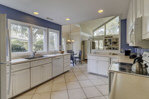 Een koelkast, een magnetron, een kookplaat, een vaatwasser