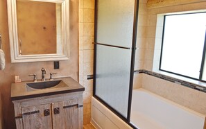 Ensemble baignoire-douche, séchoir à cheveux, serviettes fournies