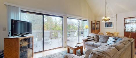 Televisión, chimenea, reproductor de DVD y futbolito