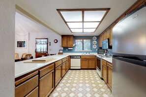 Fridge, microwave, oven, stovetop - Cozy forest chalet with free WiFi, wood fireplace, pool, golf & beach access (Groveland)