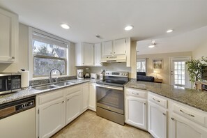 Fridge, microwave, stovetop, dishwasher