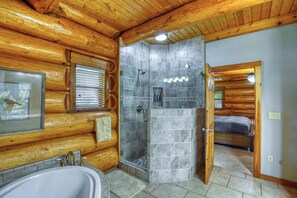 Ensemble douche/baignoire, sèche-cheveux, serviettes fournies