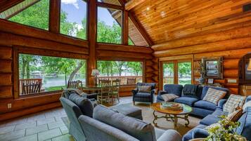 TV connectée, cheminée, lecteur de DVD