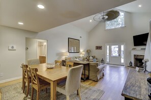 Dining - Sunset Rentals | Lark 2 | Dog Friendly (Hilton Head Island)