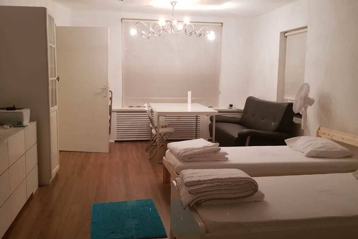 Talo, 2 keskisuurta parisänkyä, tupakointi kielletty | 4 makuuhuonetta, memory foam -patjalliset sängyt, silitysrauta/-lauta