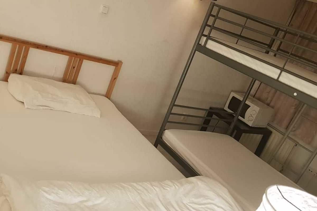 Economy-talo, 2 keskisuurta parisänkyä, tupakointi kielletty | 4 makuuhuonetta, memory foam -patjalliset sängyt, silitysrauta/-lauta