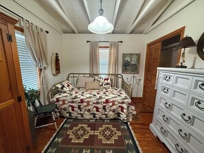 1 habitación, tabla de planchar con plancha, wifi gratis y ropa de cama 