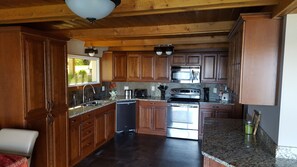 Fridge, microwave, oven, stovetop - Hunters Retreat (Ipswich)