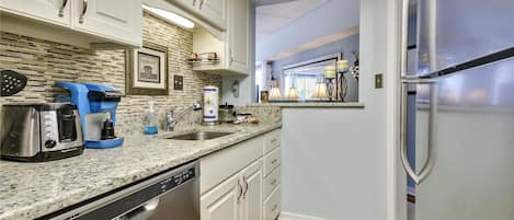 Kühlschrank, Mikrowelle, Herdplatte, Geschirrspüler