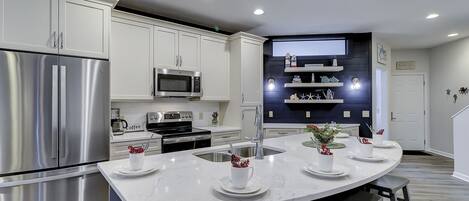 Fridge, microwave, stovetop, dishwasher