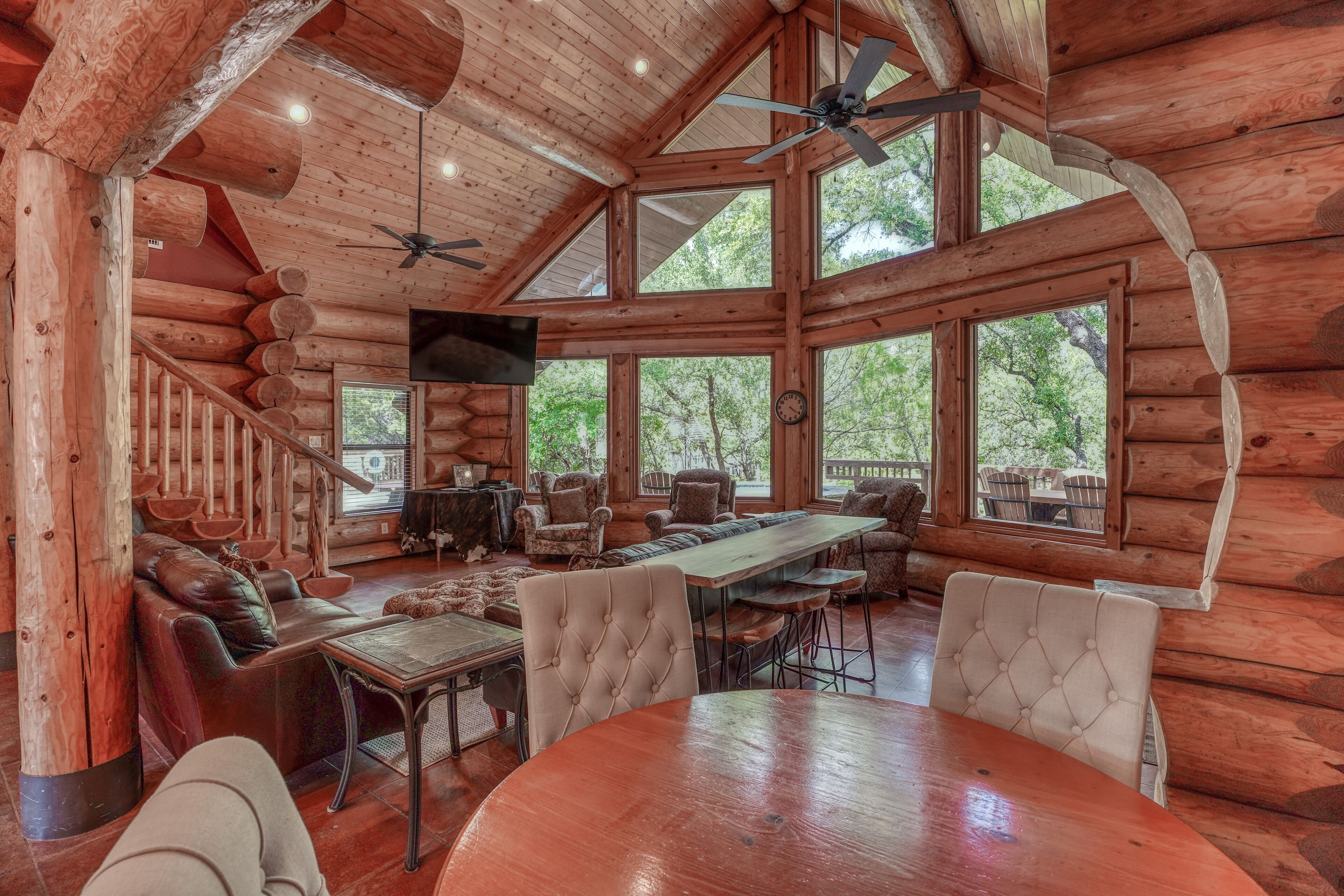 تلفزيون، مدفأة، مشغل دي في دي، كرة قدم الطاولة