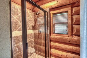 Bathtub, hair dryer, towels - Waterfront 5BR w/ Pool, Hot Tub, Kayaks, etc (Burnet)
