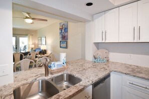 Jääkaappi, mikroaaltouuni, liesi, astianpesukone