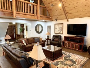 Smart TV, chimenea, reproductor de DVD y futbolito 