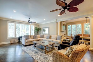 Een televisie, een open haard, een dvd-speler en boeken