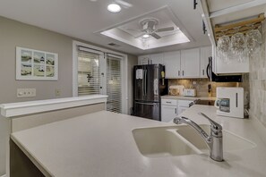 Een koelkast, een microgolfoven, een kookplaat, een vaatwasser