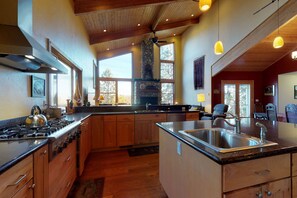 Fridge, microwave, oven, stovetop - Spacious Chalet w/ Views, Private W/D, WiFi, Large Deck, & 2 Lofts (Groveland)