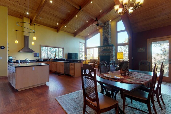 Dining - Spacious Chalet w/ Views, Private W/D, WiFi, Large Deck, & 2 Lofts (Groveland)