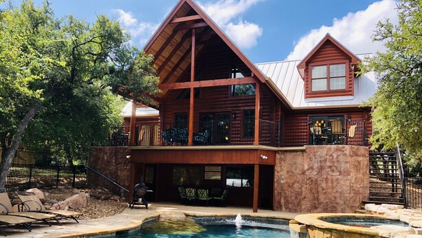 Eine Blockhütte mit Pool und Außenbereich.