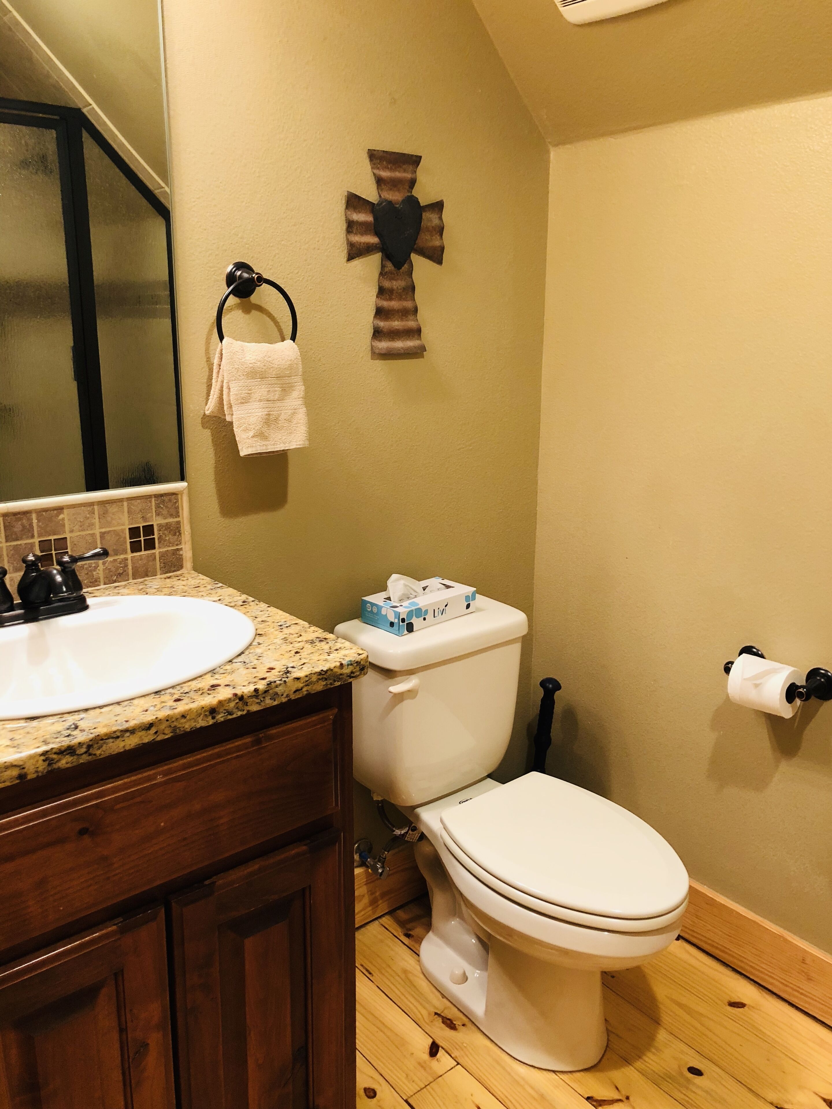 Ein Badezimmer mit Waschbecken, Toilette und Spiegel.