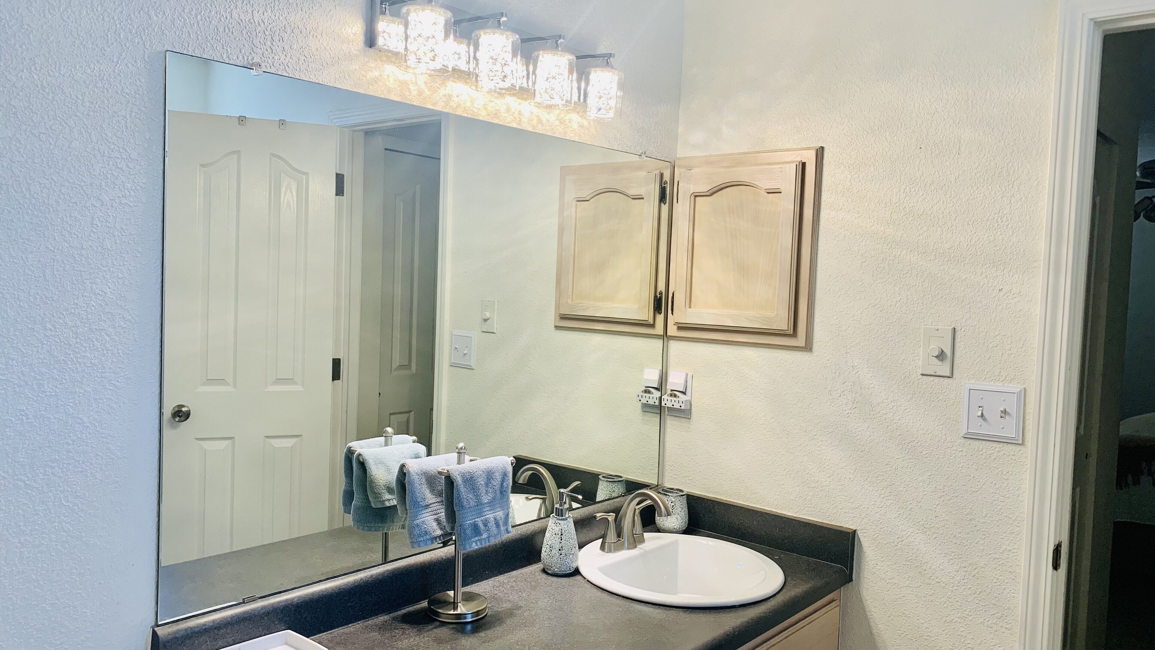 تجهيزات دش، مجففات شعر، مناشف، صابون