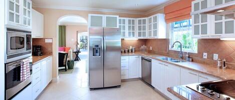 Kokeplater, oppvaskmaskin, kaffetrakter/tekoker og kjøkkenutstyr