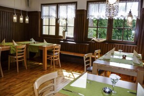 Free daily buffet breakfast - Landhaus Falkenstein (Tambach-Dietharz)