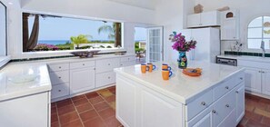 Herdplatte, Geschirrspüler, Wasserkocher mit Kaffee-/Teezubehör