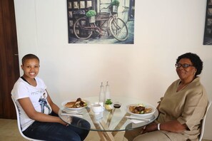 Se sirven desayunos, almuerzos y cenas; cocina local e internacional