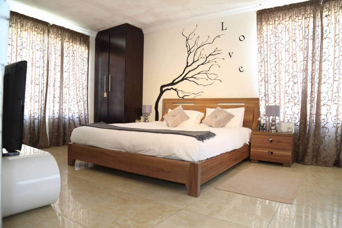 Deluxe Suite (Unit 2) | Premium bedding, down comforters, Select Comfort beds, blackout drapes
