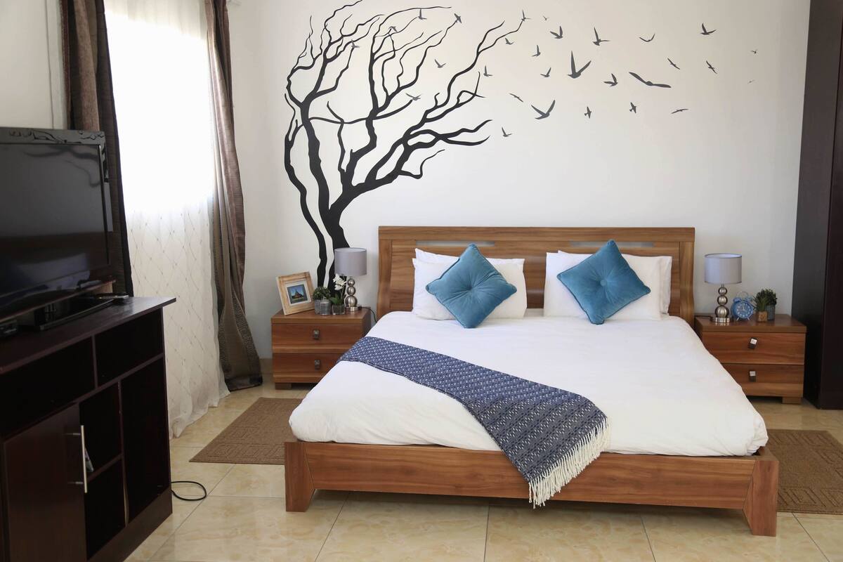Executive Suite | Premium bedding, down comforters, Select Comfort beds, blackout drapes